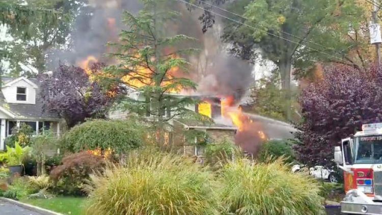 Incendio en varias casas tras estrellarse un avión en Nueva Jersey (Estados Unidos)