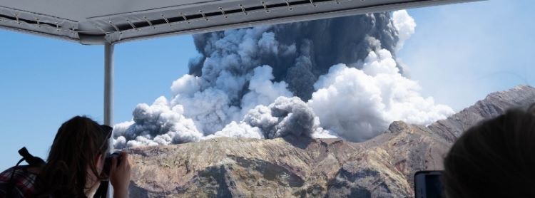 Gran erupción del volcán en isla White causa al menos 5 muertos y 20 heridos (Nueva Zelanda)