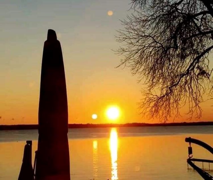 Fotografía de dos soles en el cielo desde Canadá