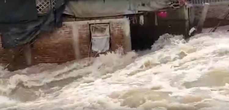 Desbordamiento de ríos tras lluvias torrenciales afectan a más de 1,2 millones de personas y causan 10 muertos en Bengala Occidental (India)
