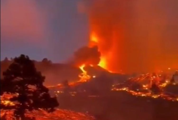 La población de Todoque evacuada a toda prisa ante la llegada de la lava (Isla de La Palma)