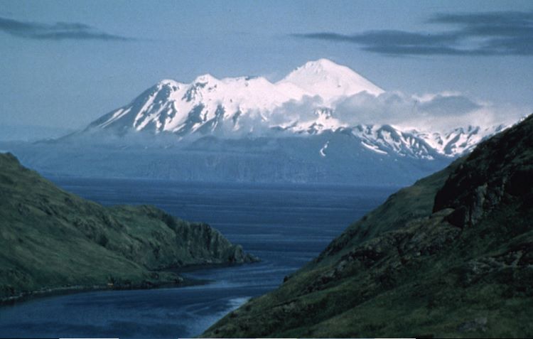 Tres volcanes en Alaska en alerta naranja tras actividad sísmica elevada y explosiones