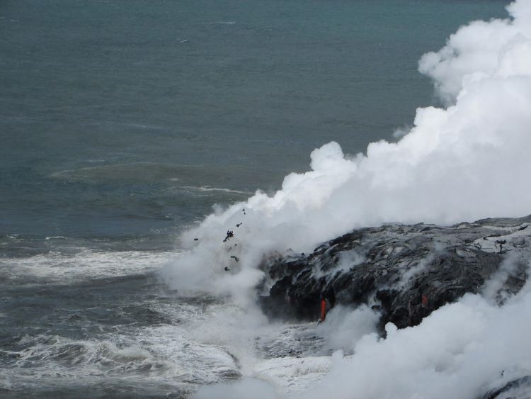 Protegerse de la nube tóxica de la entrada de lava al mar y de las cenizas volcánicas en La Palma (España)