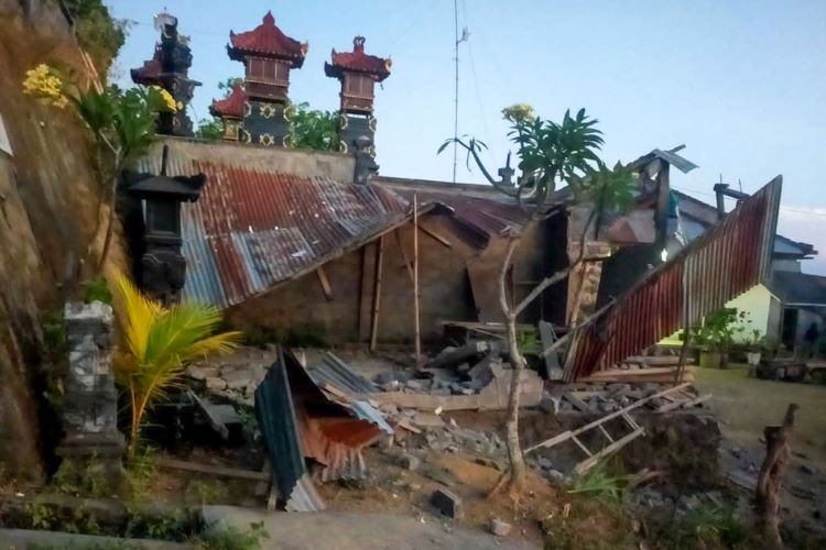 Al menos 3 muertos y 7 heridos consecuencia de un terremoto de 5,1 grados en Bali (Indonesia), en las faldas del volcán Agung