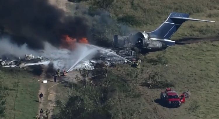 Accidente aéreo con 21 pasajeros y tripulación. Estalla en llamas cerca de Houston, en Texas, pero todos se han salvado (Estados Unidos)