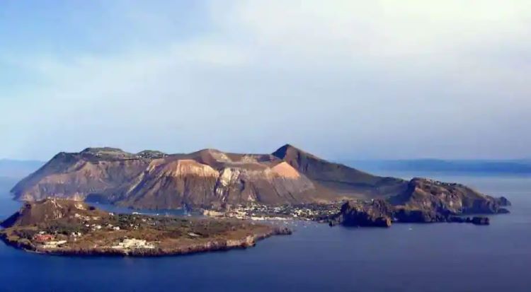 Ordenan evacuación parcial de la isla de Vulcano (Italia) 