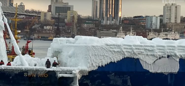 Barco carguero llega a un puerto en Rusia con su carga completamente congelada