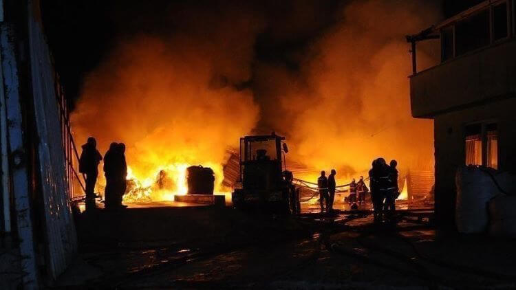Incendio en una refinería petrolífera causa dos muertos y cinco heridos en estado crítico (Kuwait)