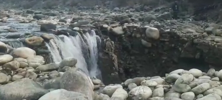 Un profundo socavón acaba por drenar el agua del conocido arroyo Brengi, en Kashmir (India)