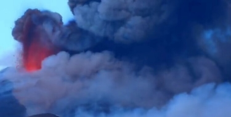 Nueva erupción de cenizas volcánicas en el Etna fuerza el cierre temporal del aeropuerto de Catania (Italia)