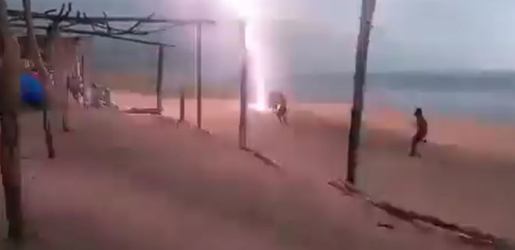 Vídeo Impresionante en el que un rayo alcanza a dos personas en una playa en México